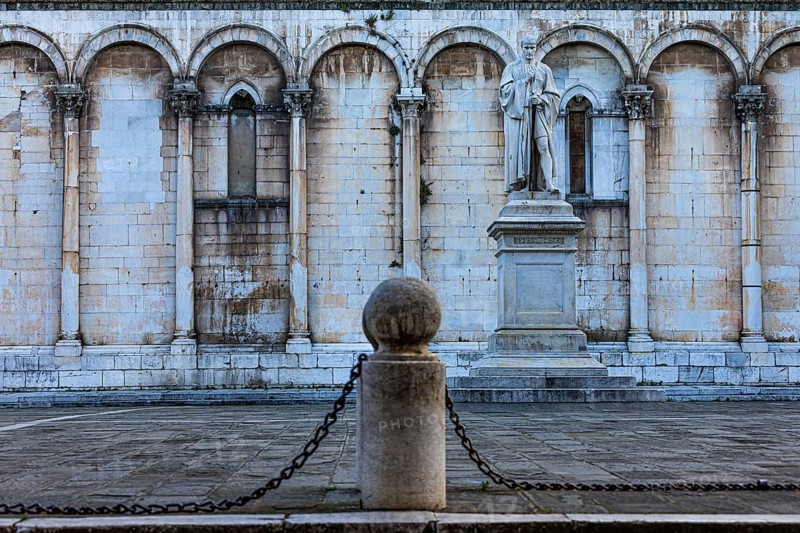 Piazza San Michele with the statue of the Italian politician Francesco Burlamacci, behind the facade of the church of San Michele in Foro, historic city centre, Lucca, Tuscany, Italy, Europe