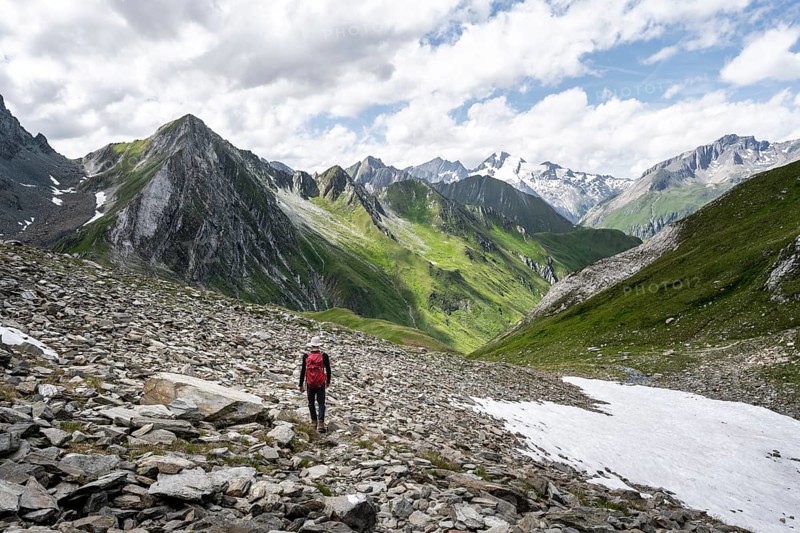 Mountaineers on a hiking trail, view of mountain peaks of the Venediger group with Rötspitz peak, mountain landscape, Lasörling Höhenweg, Lasörling group, Hohe Tauern National Park, East Tyrol, Tyrol, Austria, Europe