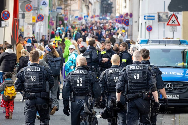 A large police contingent and numerous access barriers secure the traditional carnival parade in the Frankfurt district of Heddernheim, Heddernheim, Frankfurt am Main, Hesse, Germany, Europe