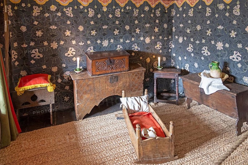 Interior photograph, children's room, cot, birthplace of William Shakespeare, Stratford-upon-Avon, Warwickshire, England, Great Britain