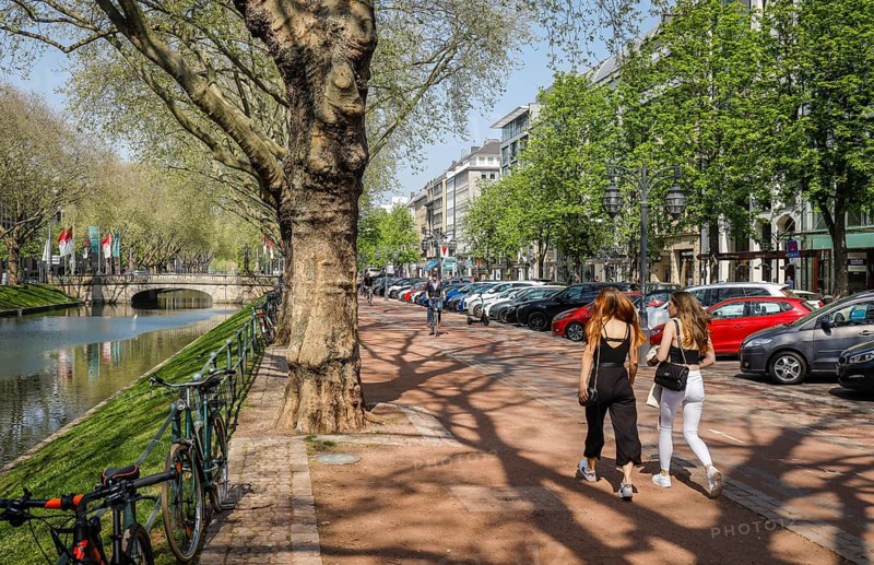 17.04.2020, Düsseldorf, North Rhine-Westphalia, Germany - Königsalle, shopping street with few people in times of the corona pandemic with contact ban