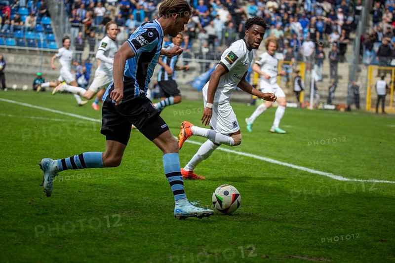 Football 3rd division, season 2024/25, matchday 33: Waldhof Mannheim vs. 1860 Munich***On the ball: Niklas Shipnoski (7, Mannheim)