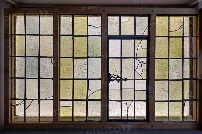 Interior photograph, visitors' signatures carved into window glass, William Shakespeare's birthplace, Stratford-upon-Avon, Warwickshire, England, Great Britain