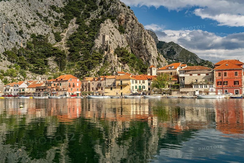 The old town centre of Omis on the river Cetina with the ruins of the Mirabella or Peovica fortress, Croatia, Europe