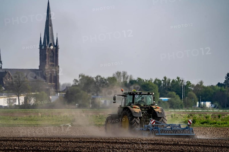 A tractor works a field, due to long dryness in spring, no rain for more than 4 weeks, the fields are dusty, near Kerken, Lower Rhine, North Rhine-Westphalia, Germany, Europe