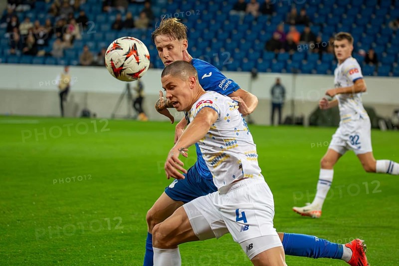 Football UEFA Europa League, 2024/25 season, matchday 2: TSG Hoffenheim v Dynamo Kiev. Picture: Intense duel between Max Moerstedt (33, Hoffenheim) and Denys Popov (4, Kiev)