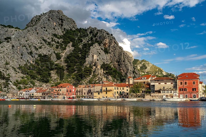 The old town centre of Omis on the river Cetina with the ruins of the Mirabella or Peovica fortress, Croatia, Europe