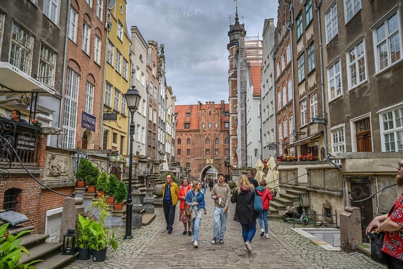 Tourists, Frauengasse, ul. Mariacka, behind Frauentor, Old Town, Gdansk, Pomeranian Voivodeship, Poland, Europe