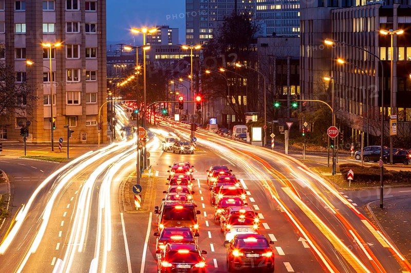 Evening city centre traffic in Essen, large intersection of Bismarckstrasse, B224, Friedrichstrasse and Hohenzollernstrasse, this area would also be affected by a diesel driving ban, Essen, North Rhine-Westphalia, Germany, Europe