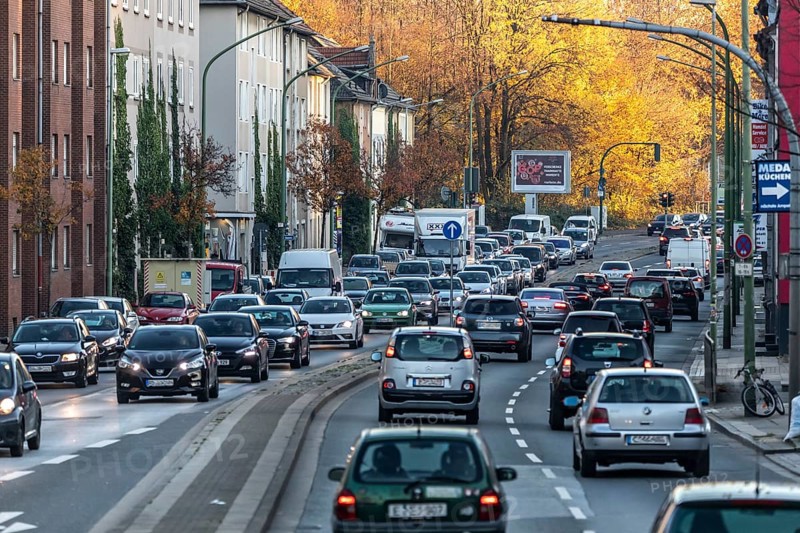 Gladbecker Straße in Essen, B224, inner-city street in Essen heavily polluted by air pollution, part of a possible diesel driving ban zone in Essen, Essen, North Rhine-Westphalia, Germany, Europe