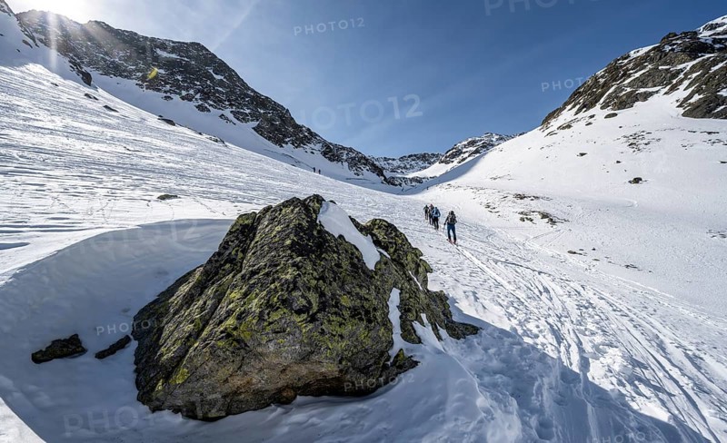 Ski tourers climbing the Sulzkogel, Kühtai, Stubai Alps, Tyrol, Austria, Europe