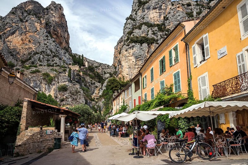 Alley with restaurants in Moustiers-Sainte-Marie, Département Alpes-de-Haute-Provence, Region Provence-Alpes-Côte d'Azur, Provence, France, Europe