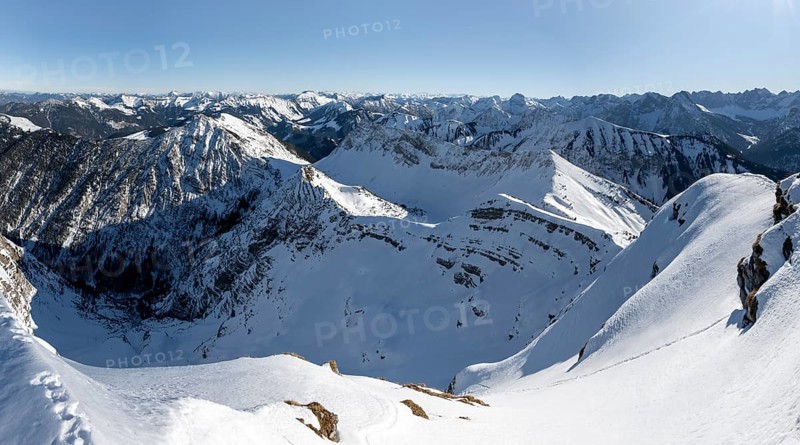 View of snow-covered mountain peaks, mountain panorama, summit of Schafreuter in winter, Karwendel, Tyrol, Austria, Europe