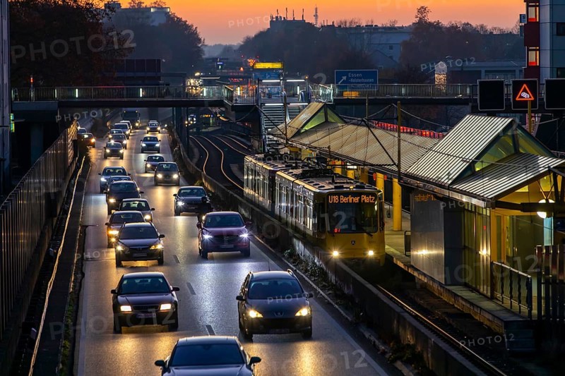 Motorway A40, Ruhrschnellweg, in Essen, route through the city centre, is affected by a possible diesel driving ban, Skyline, Essen, North Rhine-Westphalia, Germany, Europe