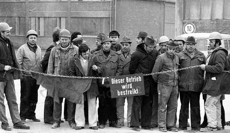 The rigorous behaviour of the entrepreneur Seibel of the cement factory Seibel und Soehne in Erwitte caused the trade union IG Chemie and the workers to go on strike and occupy the factory, here the pickets on 14.03.1975 in Erwitte, Germany, Europe