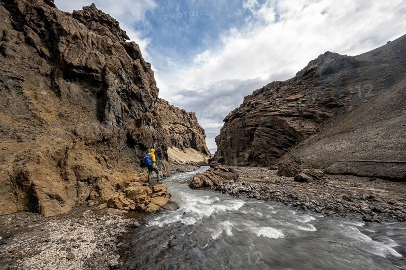 Hikers by the river, Drekagil, gorge in the crater rim of Askja volcano, Dyngjufjöll mountain range, Icelandic highlands, Vatnajökull National Park, Iceland, Europe