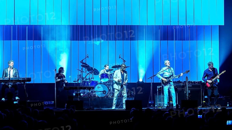 Andrew Roachford (keyboarder), Tim Howar (singer), Nicholas Nic Collins (drummer), Andrew Roachford (singer), Mike Rutherford (guitarist and namesake) and hatch Juby (bassist) from Mike and the Mechanics live on Looking Back - Living The Years 2025 Tour at the Tempodrom in Berlin on 04.05.2025