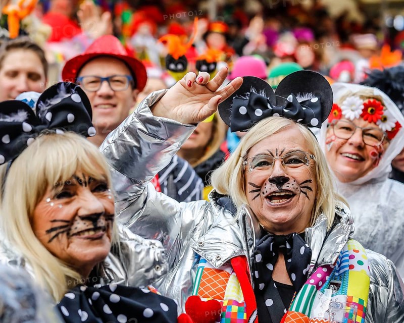 Colourfully costumed carnivalists celebrate carnival in Cologne, on Weiberfastnacht the street carnival is traditionally opened on the Alter Markt, which then reaches its climax on Rosenmontag, Cologne, Rhineland, North Rhine-Westphalia, Germany, Europe