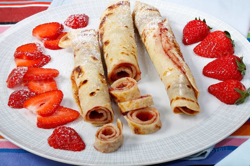 Swabian cuisine, filled pancakes, Flädle with strawberry jam and icing sugar, Gsälz, fresh strawberries, sweet, dessert, dessert, served on a plate, grandmother's kitchen, regional, home cooking, typical Swabian, Swabian kitchen classic, traditional cuisine, food photography, studio, Germany, Europe