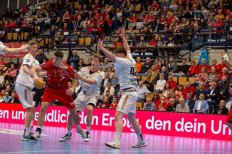 09.04.04.2024, 2nd HBL, German Handball League, Matchday 28) : Eulen Ludwigshafen against TSV Bayer-Dormagen (final score 30:27) . Tough battle for the ball between Mihailo Ilic (7, Eulen Ludwigshafen) and Finn Schroven (19, Bayer Dormagen)