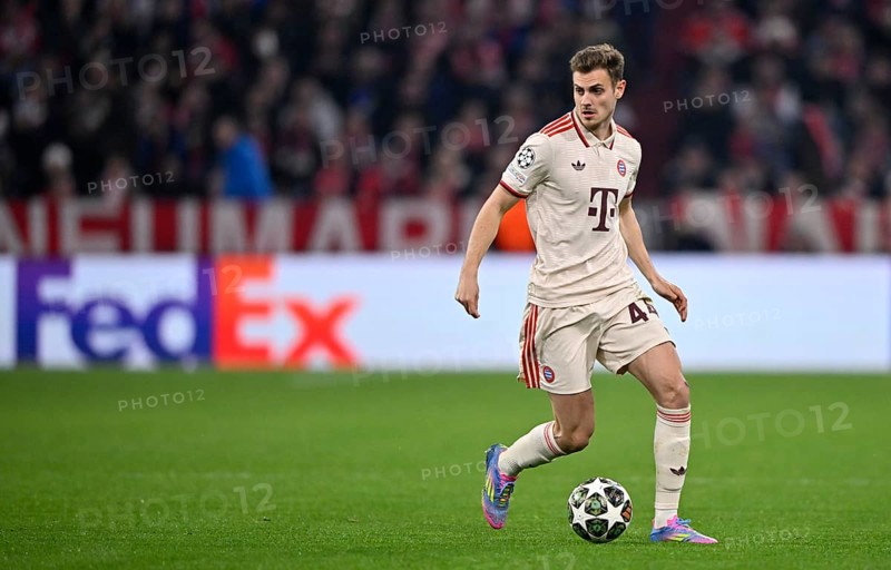 Josip Stanisic FC Bayern Munich FCB (44) Action on the ball Champions League, perimeter advertising FedEx Allianz Arena, Munich, Bavaria, Germany, Europe