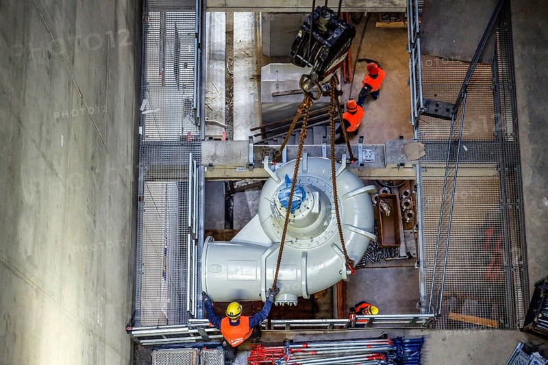 Installation of wastewater pumps in the new Oberhausen pumping station, new Emscher sewer, Emscher conversion, Oberhausen, Ruhr area, North Rhine-Westphalia, Germany, Europe