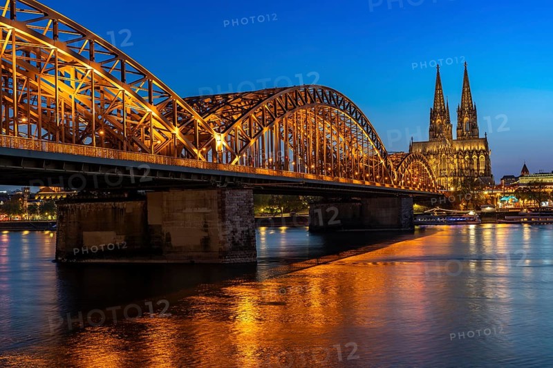 Cologne Cathedral, has been shining in new light since Easter 2025, the old metal halide lamps have been replaced by over 700 modern LED lamps, reducing energy consumption by around four fifths, significantly improving the quality of light and greatly reducing light emissions, 12 KM of new cables were laid for this, Hohenzollern Bridge, railway bridge over the Rhine, North Rhine-Westphalia, Germany, Europe