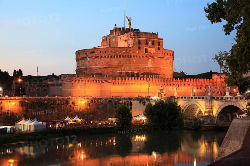 Castel Sant'Angelo, Mausoleo di Adriano, Mausoleum for the Roman Emperor Hadrian, Castel Sant'Angelo, and the Bridge of Angels, Ponte Sant'Angelo, Rome, Italy, Europe