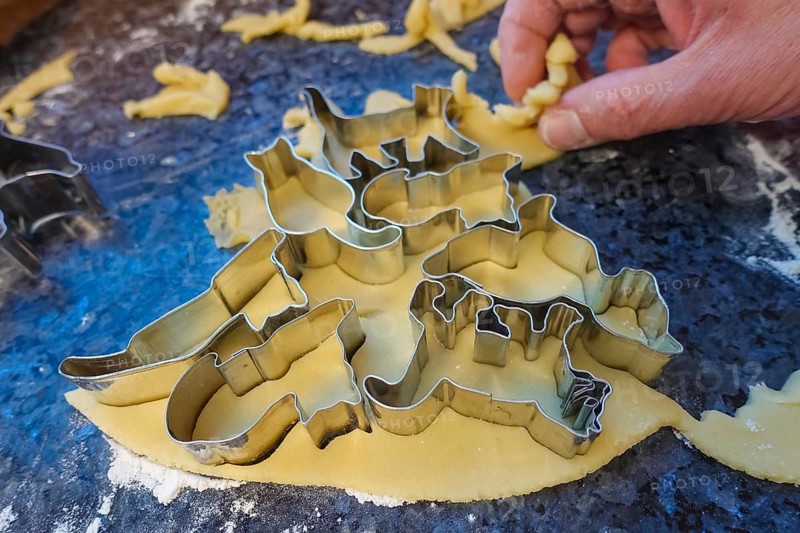 Swabian cuisine, Swabian Christmas biscuits, preparation of cookie cutters, shortbread biscuits, cat figures, cutting out raw dough with moulds, typical Swabian, baking, flour, Christmas biscuits, sweet biscuits, Gutsle, Bredle, baked goods, from the oven, men's hands, traditional cuisine, food photography, studio, Germany, Europe