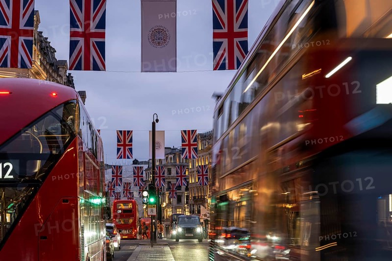 Red double-decker buses, English flags, evening mood, Oxford Circus, London, London region, England, Great Britain