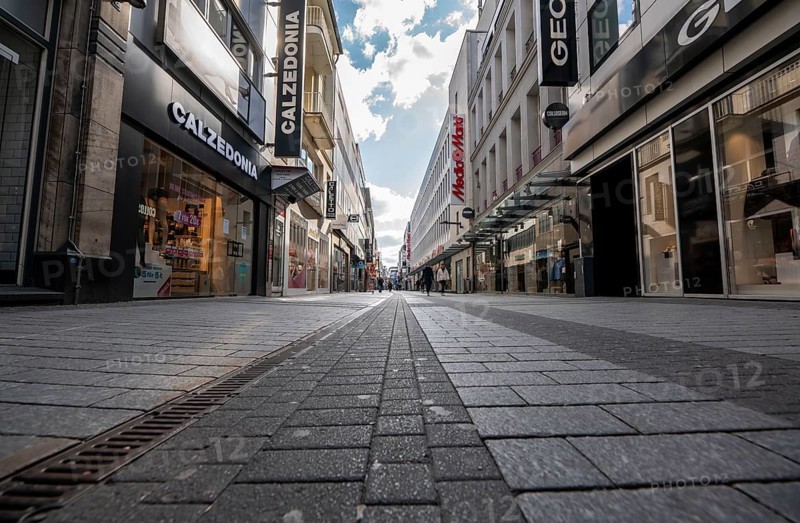 Effects of the coronavirus crisis, empty shopping street, around 1400 hours on Saturday, normally thousands of people go shopping here at this time, Hohe Straße in Cologne, Germany, Europe