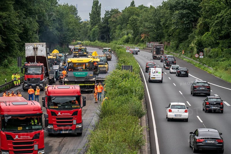 Renewal of the road surface on the A40 motorway between the Kaiserberg junction and Mülheim-Heißen, in the direction of Essen, over a length of 7.6 kilometres, with whisper asphalt, so-called open-pored asphalt, 10-day closure of the motorway, North Rhine-Westphalia, Germany, Europe
