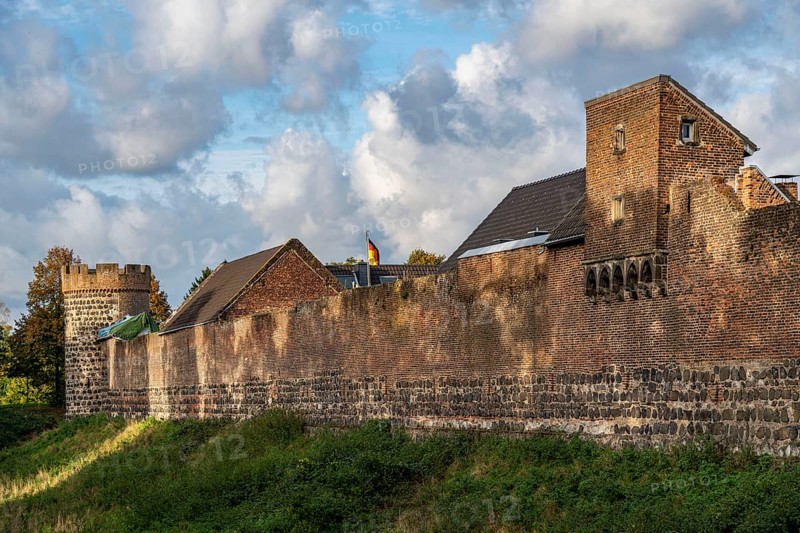 The village of Zons on the left bank of the Lower Rhine, former fortified zone, belongs to Dormagen, town wall, Krötschenturm, North Rhine-Westphalia, Germany, Europe