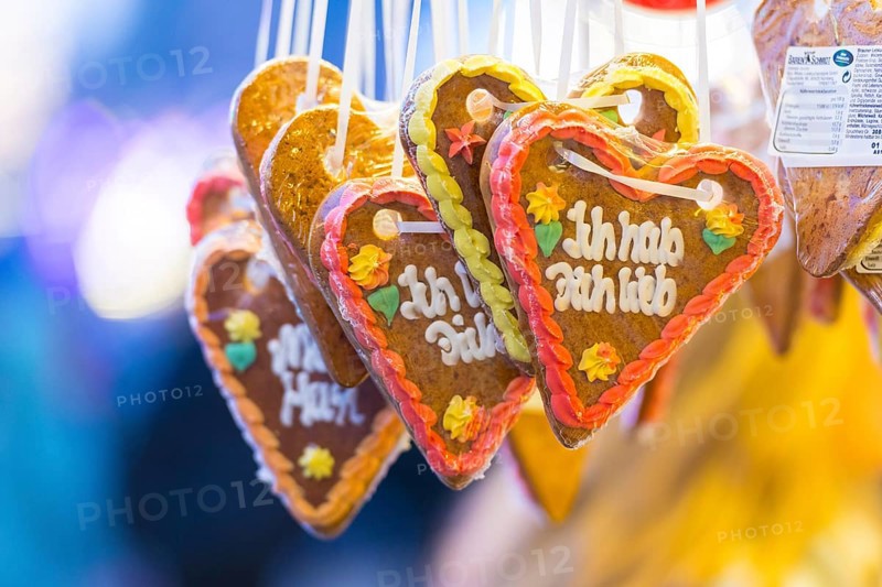 Gingerbread hearts with colourful icing on a market in a heart-shaped decoration with the inscription 'Ich hab Dich lieb'Cannstadter Volksfest, Stuttgart-Bad Cannstadt, Baden-Württemberg