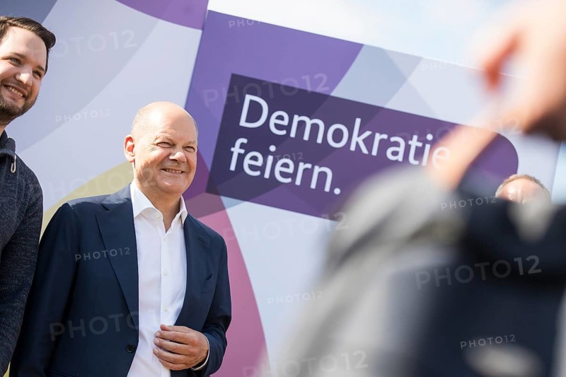 Olaf Scholz (Federal Chancellor, SPD) has his photo taken with visitors after a tour of the Citizens' Festival Celebrating Democracy. / The Basic Law turns 75, together it will be a celebration, Berlin, 24.05.2024