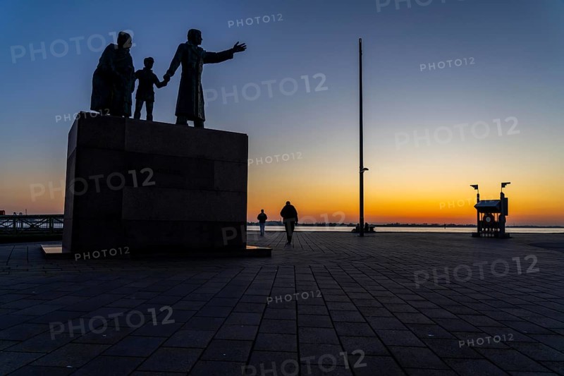 The Emigrants Monument, The Emigrants, at Willy-Brand-Platz, at the Seebäderkaje, sunset over the Weser estuary with in Bremerhaven, Bremen, Germany, Europe