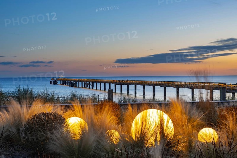 Kurplatz in front of the spa hotel Binz, behind it the pier, seaside resort Binz, island Rügen, Mecklenburg-Vorpommern, Germany, Europe
