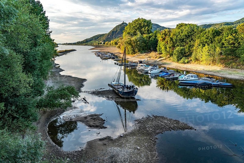 The Rhine at extremely low water, near Bad Honnef Rhöndorf, below the Drachenfels, the historic Rhine ship, Aalschokker Aranka, in the Old Rhine arm, on the island of Grafenwerth, dry banks of the Rhine, North Rhine-Westphalia, Germany, Europe