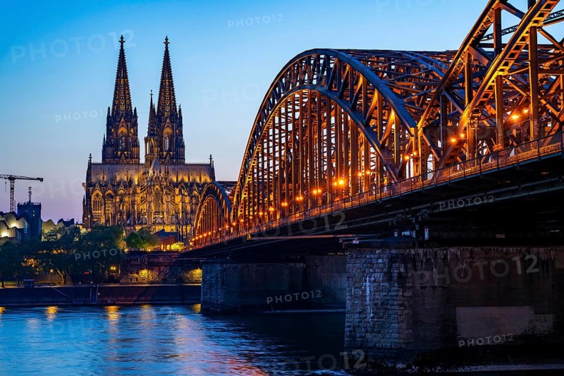 Cologne Cathedral, has been shining in new light since Easter 2025, the old metal halide lamps have been replaced by over 700 modern LED lamps, reducing energy consumption by around four fifths, significantly improving the quality of light and greatly reducing light emissions, 12 KM of new cables were laid for this, Hohenzollern Bridge, railway bridge over the Rhine, North Rhine-Westphalia, Germany, Europe