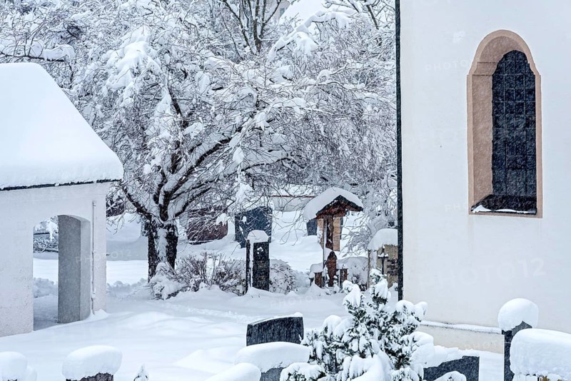 Cemetery at St Martin's parish church, late Middle Ages, snowed in, fresh snow, heavy snowfall, snow chaos, onset of winter, Marzling, Freising, Upper Bavaria, Bavaria, Germany, Europe
