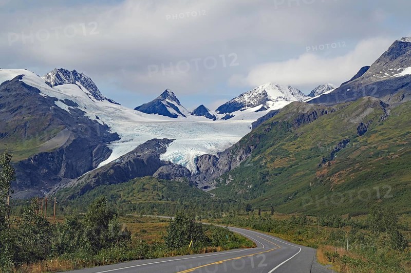 Autumn landscape and a glacier calving deep into the valley, Worthington Glacier, Chugach Mountains, Thompson Pass, Richardson Highway, Alaska, USA, North America