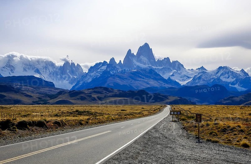 El Chaltén, Patagonia, Argentina, A country road with little traffic heading towards El Chaltén and the Fitz Roy massif. El Chaltén offers the most direct access to the Cerro Torre and Fitz Roy massifs. The trekking village is located 222 kilometres north of El Calafate, on the border with Chile, South America