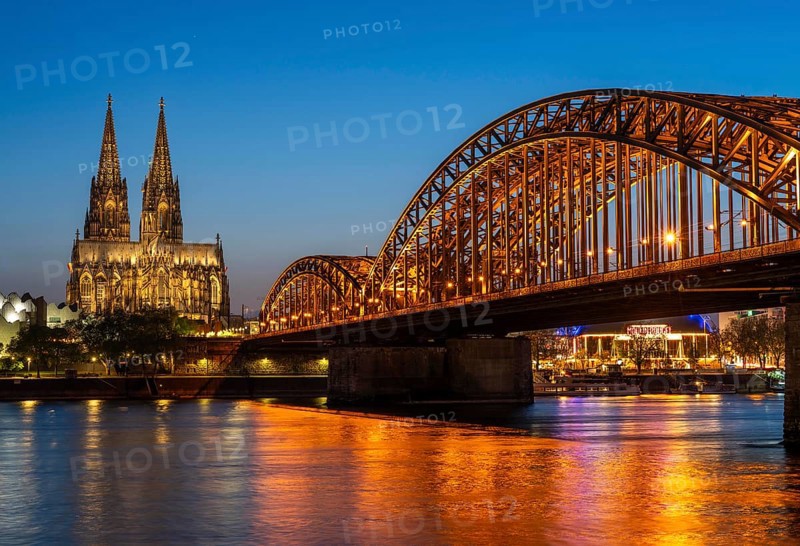 Cologne Cathedral, has been shining in new light since Easter 2025, the old metal halide lamps have been replaced by over 700 modern LED lamps, reducing energy consumption by around four fifths, significantly improving the quality of light and greatly reducing light emissions, 12 KM of new cables were laid for this, Hohenzollern Bridge, railway bridge over the Rhine, North Rhine-Westphalia, Germany, Europe