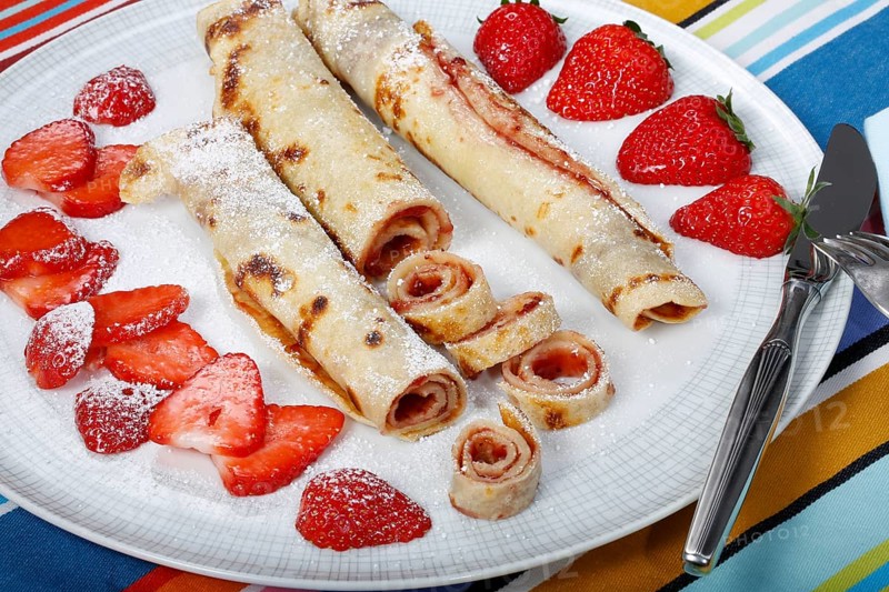 Swabian cuisine, filled pancakes, Flädle with strawberry jam and icing sugar, Gsälz, fresh strawberries, sweet, dessert, dessert, served on a plate, grandmother's kitchen, regional, home cooking, typical Swabian, Swabian kitchen classic, traditional cuisine, food photography, studio, Germany, Europe