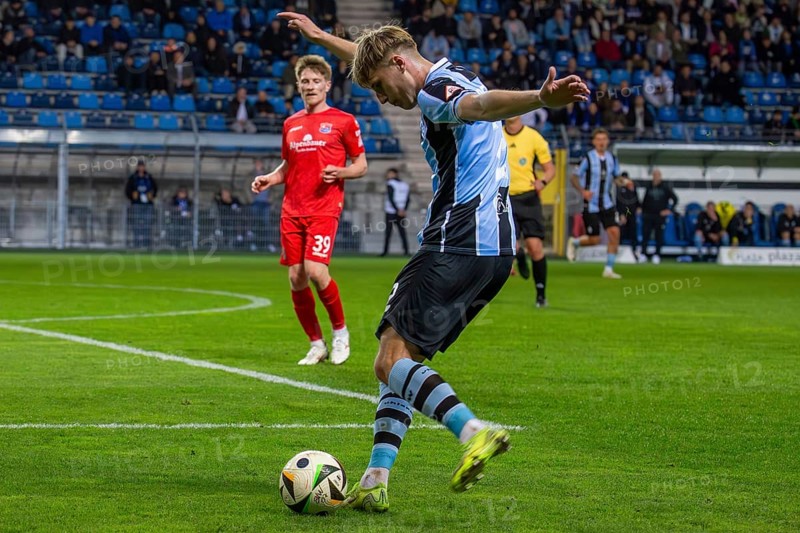 Football 3rd division, season 2024/25, matchday 32: Waldhof Mannheim vs SpVgg Unterhaching***On the ball with the cross into the penalty area: Sascha Voelcke (2, Mannheim)