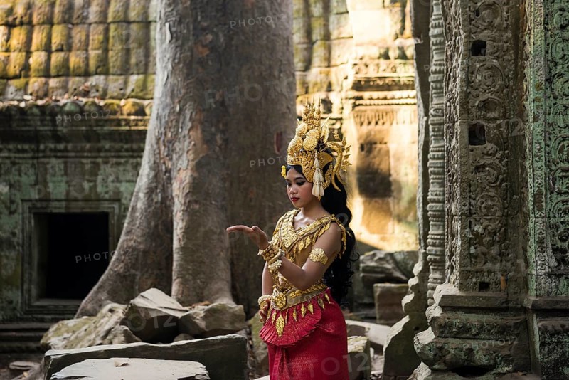 Young woman dressed as a temple dancer, Apsara, Ta Prohm, Angkor Wat, Angkor, UNESCO World Heritage Site, Siem Reap, Cambodia, Indochina, Southeast Asia, Asia