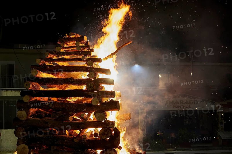 A large pile of wood burns brightly and is surrounded by flames, Easter bonfire Psinthos, Holy Saturday, Easter, Psinthos, Rhodes, Dodecanese, Greek Islands, Greece, Europe