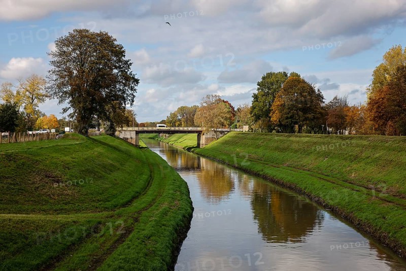 28.10.2020, Oberhausen, Ruhr area, North Rhine-Westphalia, Germany - Emscher, in this not yet renaturalised river section wastewater is still discharged, with the Emscher conversion this area will soon also be renaturalised, ecologically improved, the ecological conversion of the Emscher system consists of the construction of a central wastewater treatment system in the Ruhr area, the construction of sewers and the renaturation of the Emscher and its tributaries 00X201028D035CARO (MODEL RELEASE: NO, PROPERTY RELEASE: NO (c) caro images / Rupert Oberhaeuser, http://www.caro-images.com, info@caro-images.com - If the photo is used for purposes other than journalism, please contact the agency - any use of the photo is subject to a fee)