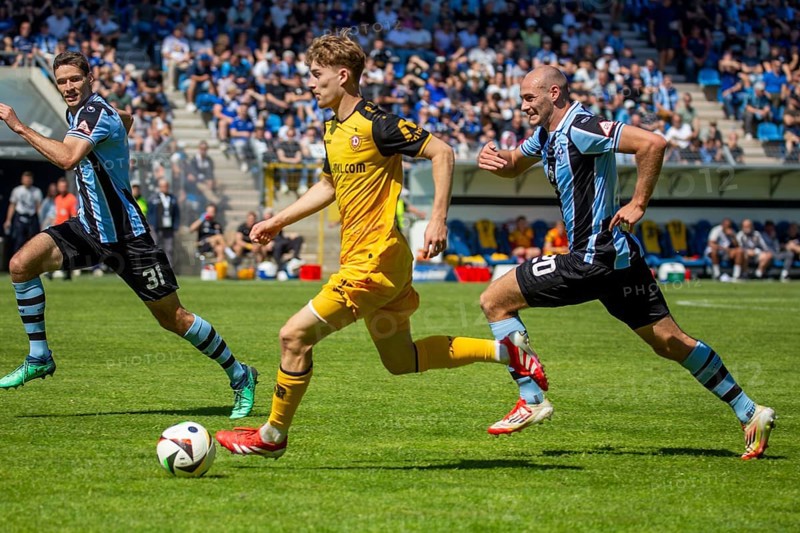 Football 3rd division, season 2024/25, matchday 37: Waldhof Mannheim vs Dynamo Dresden***On the ball: Dominik Kother (11, Dresden)