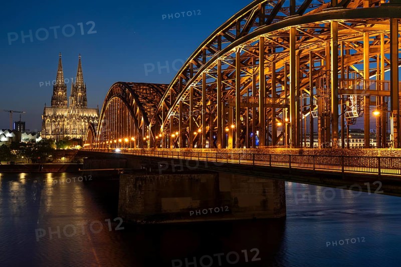 Cologne Cathedral, has been shining in new light since Easter 2025, the old metal halide lamps have been replaced by over 700 modern LED lamps, reducing energy consumption by around four fifths, significantly improving the quality of light and greatly reducing light emissions, 12 KM of new cables were laid for this, Hohenzollern Bridge, railway bridge over the Rhine, North Rhine-Westphalia, Germany, Europe